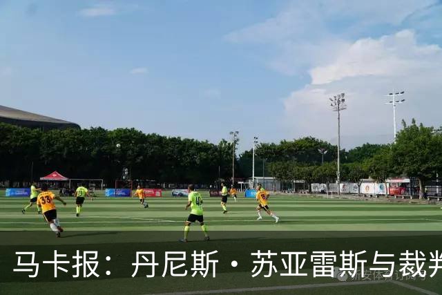 马卡报：丹尼斯·苏亚雷斯与裁判相撞后嘴部流血